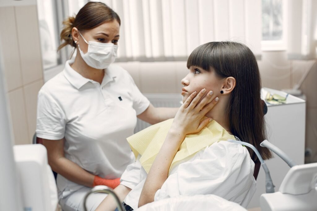 Patient with dental pain seeking emergency dental care in Florida